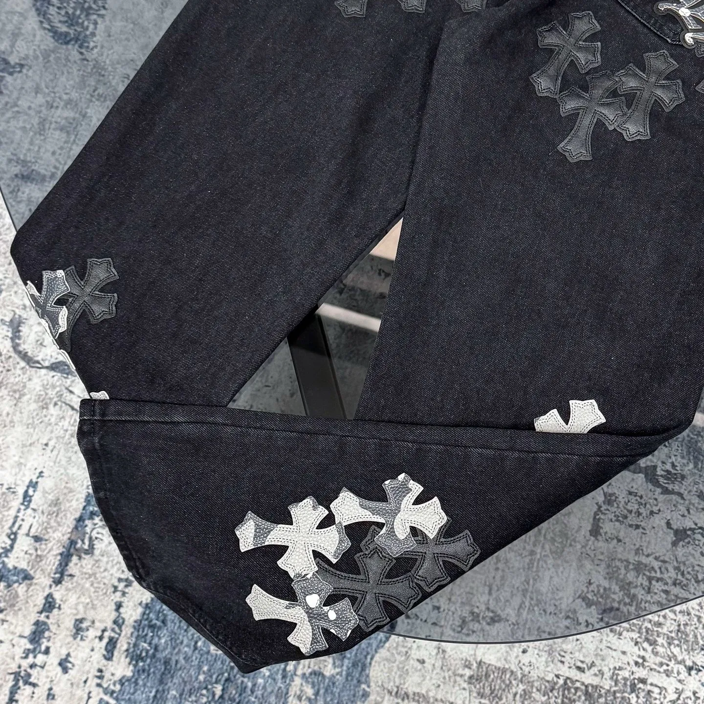 P260 Chrome Hearts Chrome Hearts Black Multi-leather Elements Full of Details Washed Jeans Authentically Restore the Ultimate Vintage Texture Three-Dimensional Fit Loose and Comfortable, Not Slimming Appearing Tall and Slim Made by a Manufacturer Original Quality Control Same Style for Men and Women Can Be Matched for Couples Versatile Recommendations Must-Have Jeans for All Seasons Fashionistas Have Been Disappointed From the Quality Selection of Fabrics, Cutting of Details, and Matching of Patterns, Everything Is Impeccable! The upper body is so handsome when worn...it can be easily worn by men, women and children! The craftsmanship is made of heavy-duty washed pure cotton denim fabric. After washing, it is soft and thick and looks very stylish when worn. Color: black Size: 28 30 32 34 36